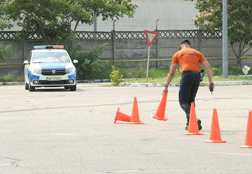 Sute de polițiști din cadrul IPJ Dâmbovița, instruiți în conducere defensivă