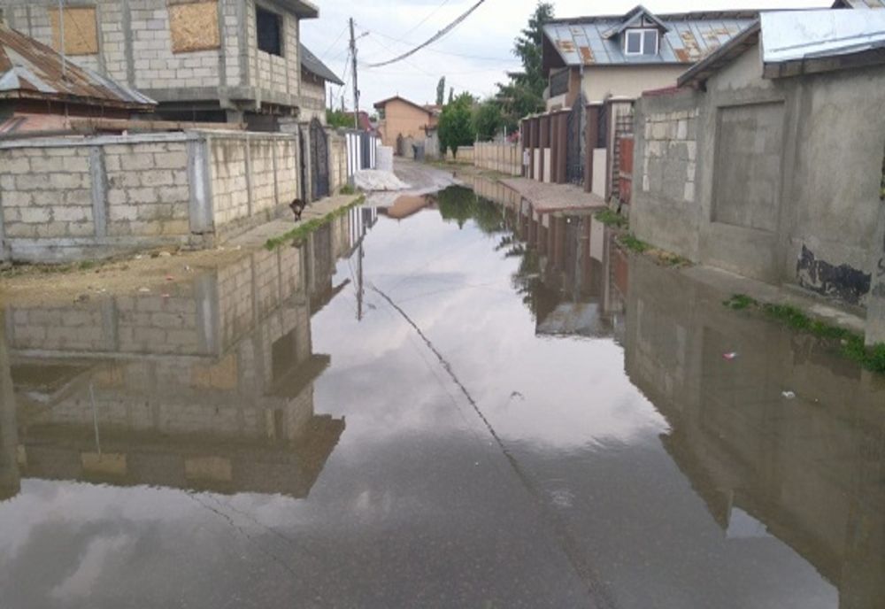 Mai multe gospodării din Dâmboviţa au fost inundate în urma precipitațiilor abundente căzute