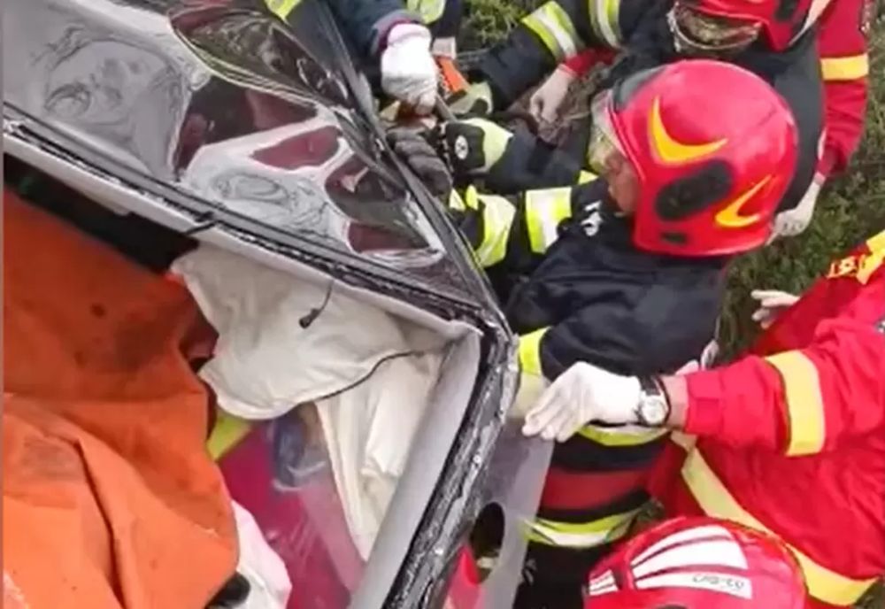 Coliziune între două autovehicule pe DN 7, la Găești. O persoană a rămas încarcerată