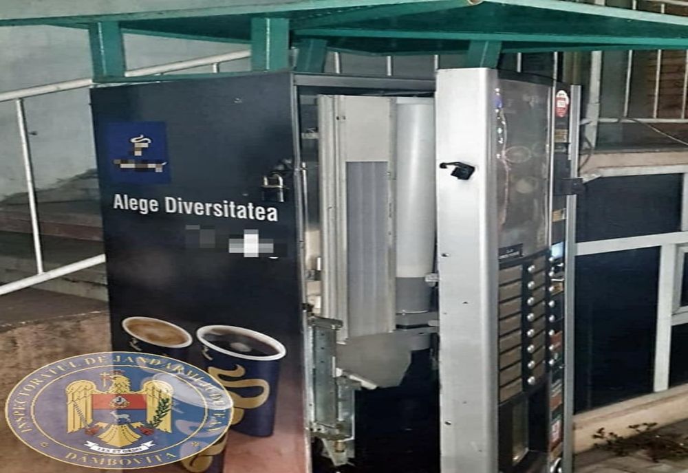 Doi tineri au fost prinşi de jandarmi după ce au spart un automat de cafea