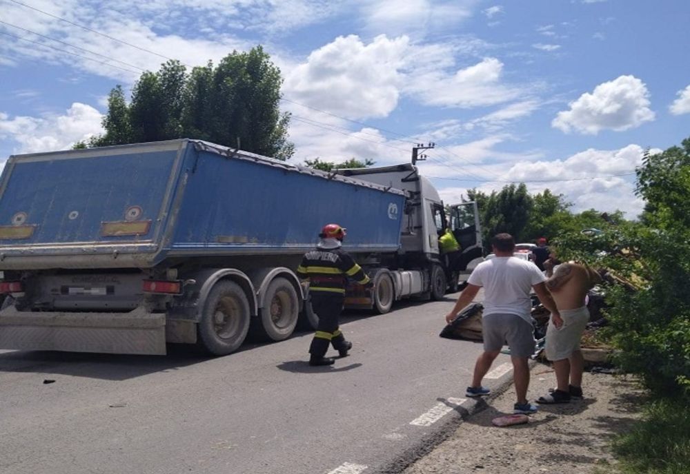 Accident în Dâmboviţa. Patru victime în urma impactului dintre un TIR, un microbuz şi o căruţă