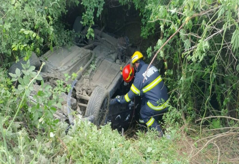 Accident cumplit în Dâmbovița! Trei răniți, printre care și un copil de 7 ani, după ce o mașină s-a răsturnat într-o râpă