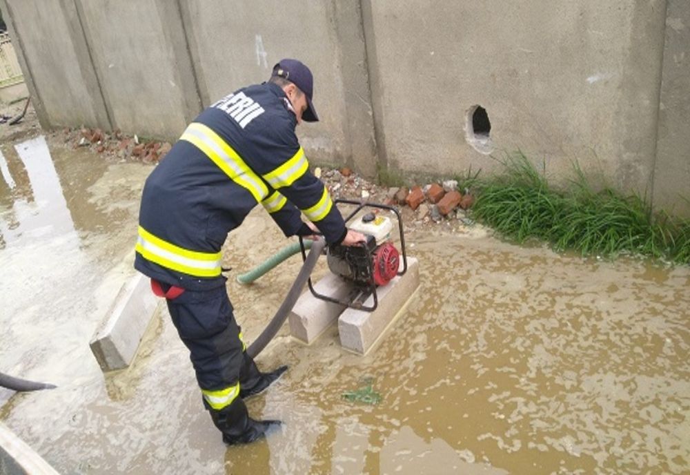 Dâmboviţa. Gospodărie inundată din cauza precipitaţiilor abundente. Pompierii au intervenit de urgență pentru evacuarea apei