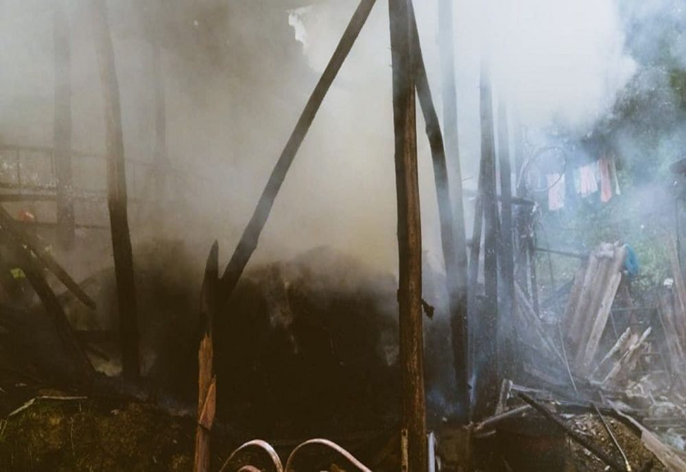 Un fânar s-a făcut scrum pe Valea Dâmboviței