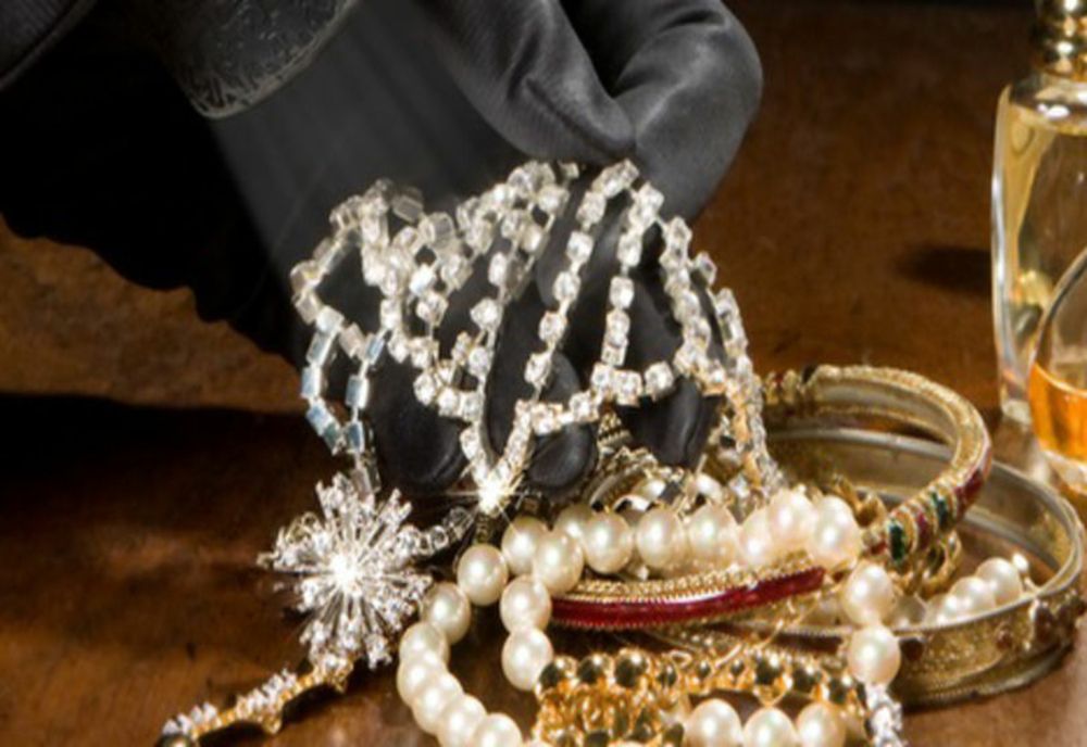 Dâmboviţa. A furat bijuterii din aur de 8.000 lei din casa unei femei