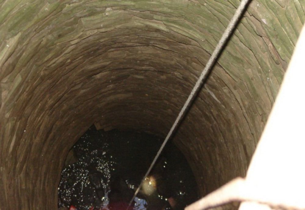 Un bătrân din Dâmboviţa a murit după ce a căzut într-o fântînă