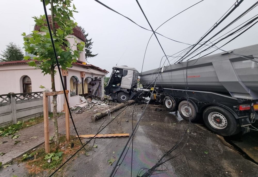 Dâmbovița. Un TIR scăpat de sub control a intrat în capela unei biserici, după ce a dărâmat un gard de beton și un stâlp