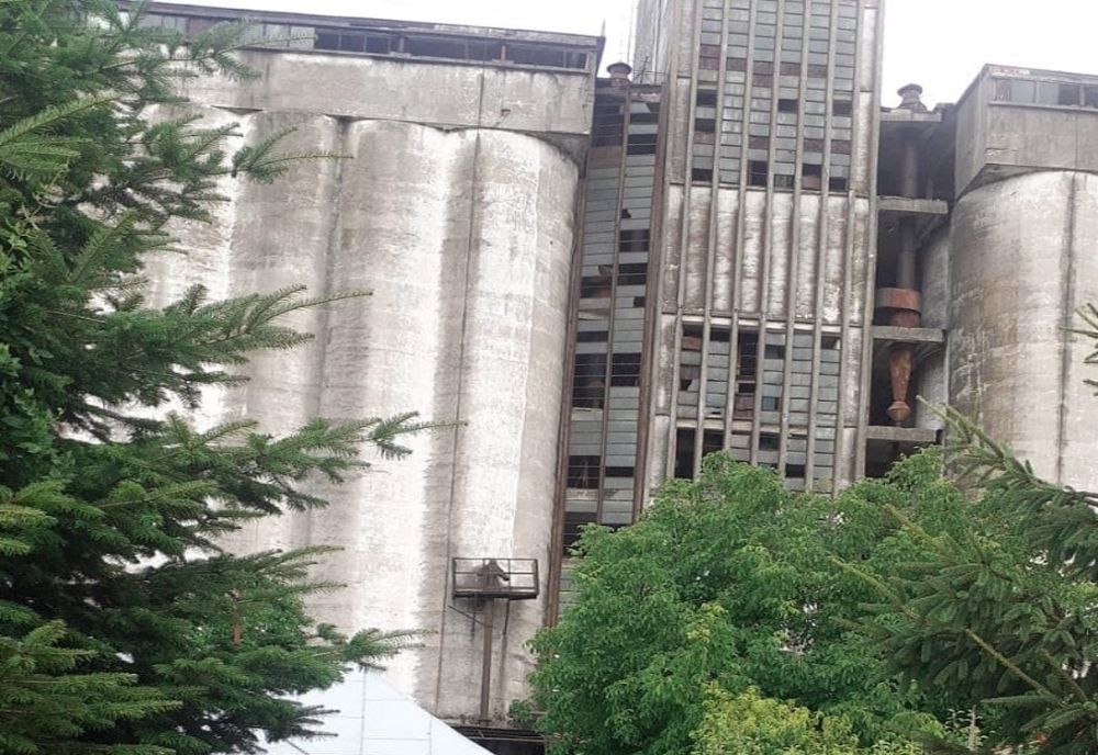 Dâmboviţa. Mai multe persoane au fost evacuate dintr-o casă după ce elemente metalice de pe fațada unui siloz riscau să se prăbușească