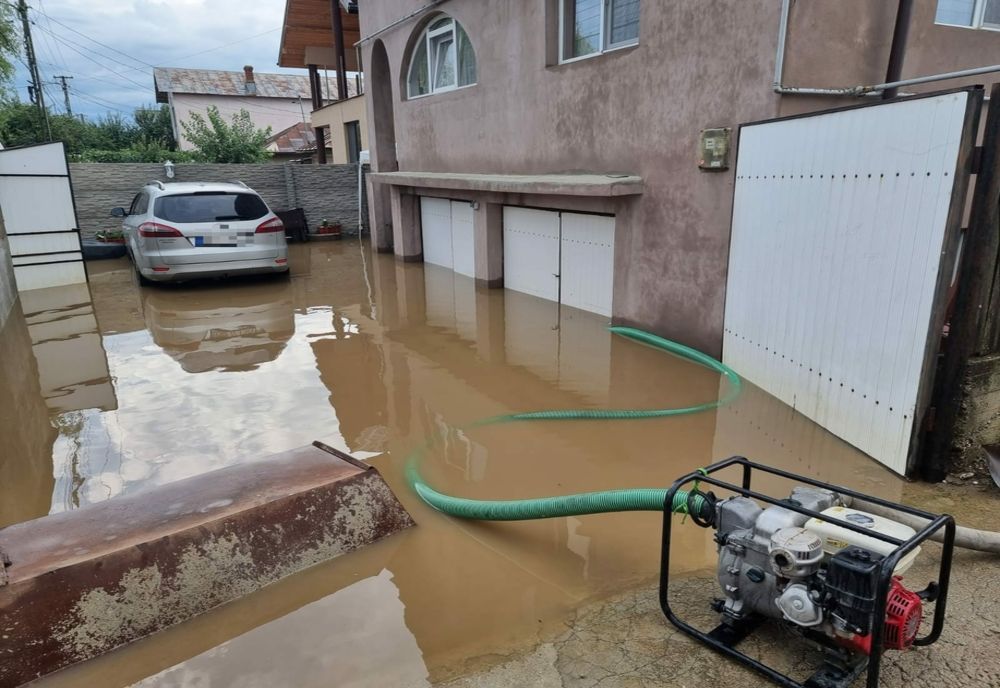 Gospodării inundate și arbori doborâți de vijelie în Dâmbovița! Pompierii militari au intervenit de urgență