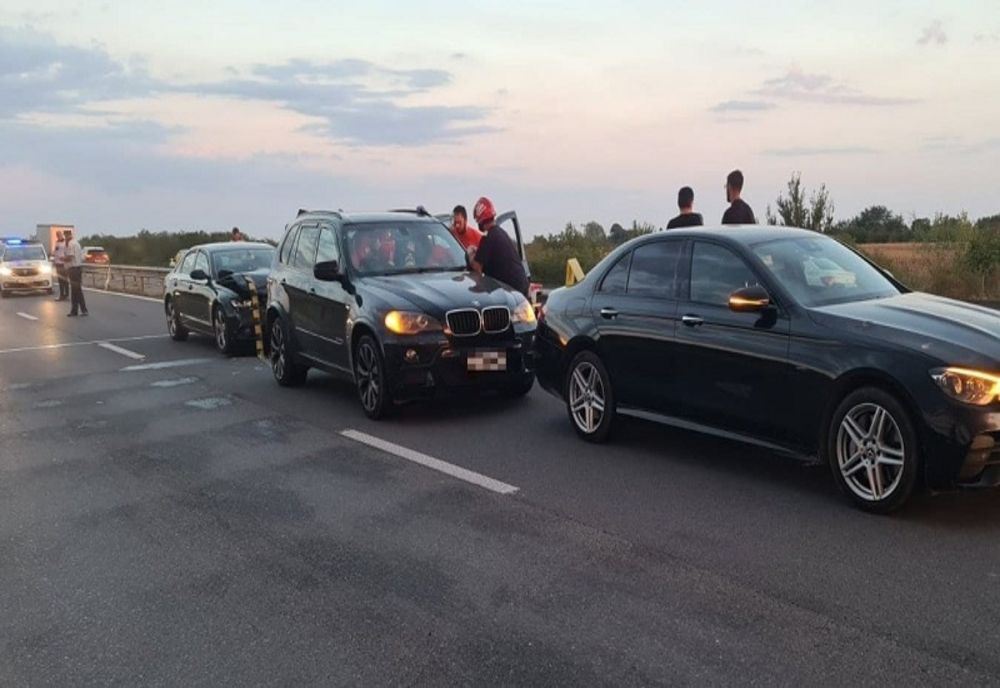 Accident violent produs pe Autostrada A1! Două persoane, transportate de urgență la spital. Trei autovehicule implicate