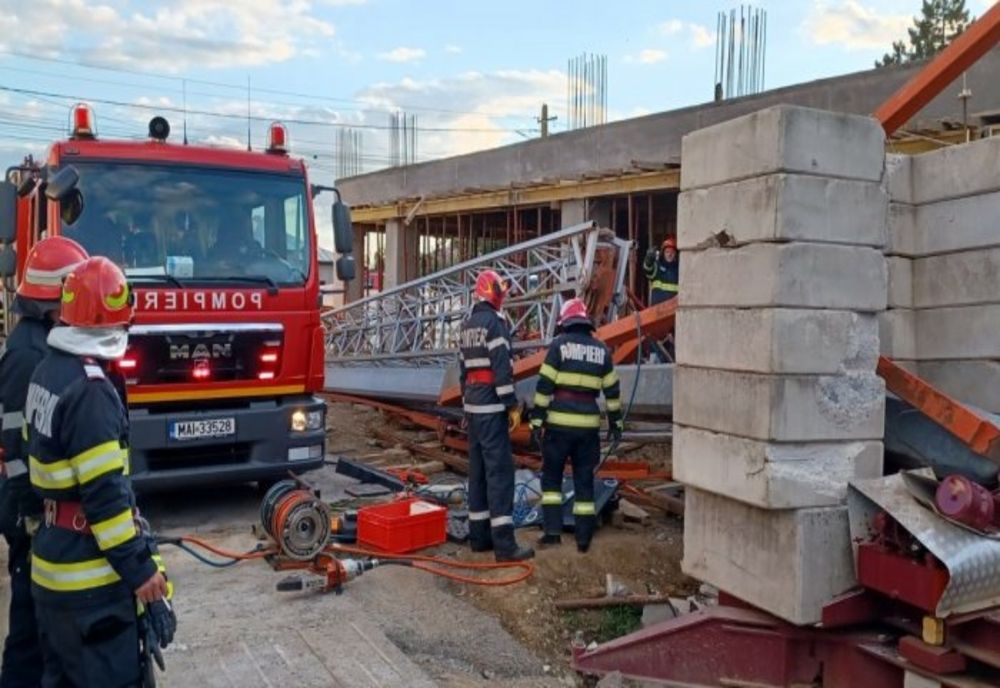 Dâmbovița. Bărbat prins sub o macara și transportat la spital cu elicopterul SMURD
