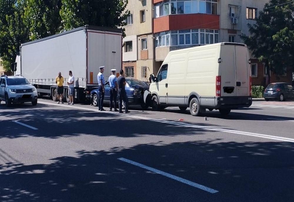 Dâmboviţa. Accident violent pe centura Târgoviștei între o autoutilitară, un autoturism și un TIR. O persoană a avut nevoie de îngrijiri medicale