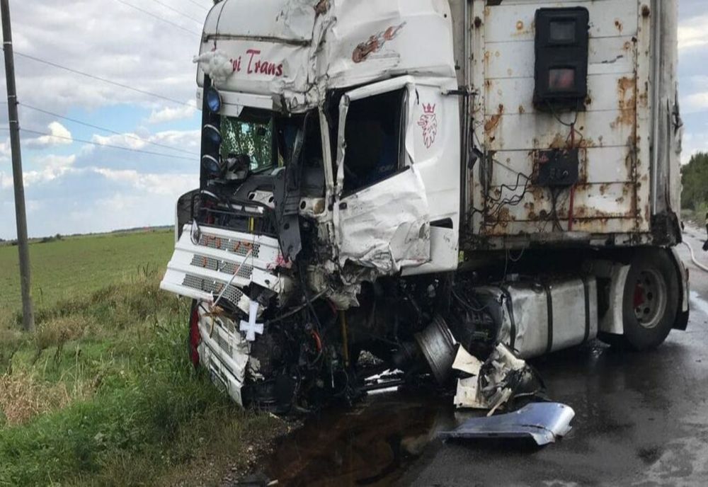 Dâmboviţa. Un bărbat a ajuns la spital după impactul violent dintre două TIR-uri și un autoturism
