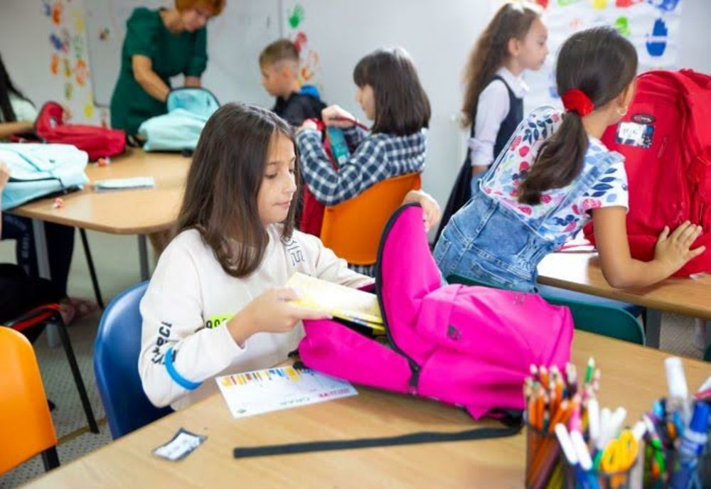 Ghiozdane și rechizite oferite de Primăria Titu copiilor dintr-un centru de îngrijire