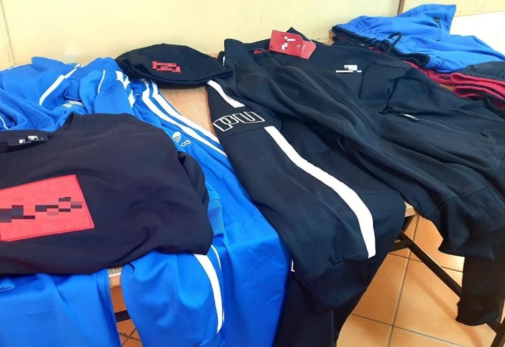 Dâmboviţa. Bărbat prins că vindea haine contrafăcute într-un complex comercial