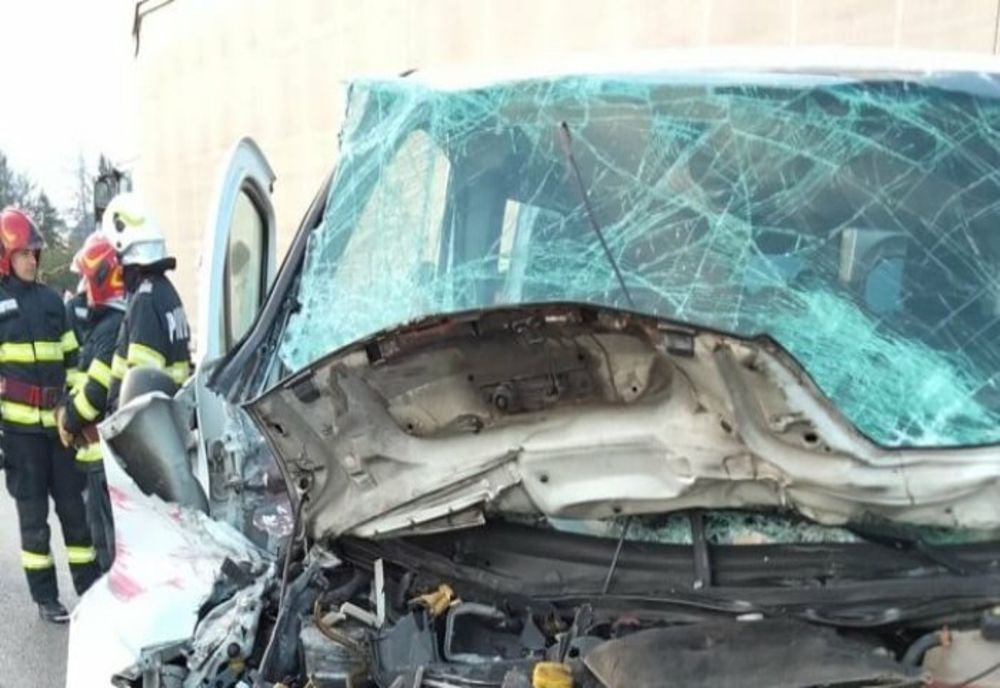 Dâmboviţa. Accident pe DN 72. Patru răniţi după coliziunea dintre un microbuz şi două TIR-uri staţionate