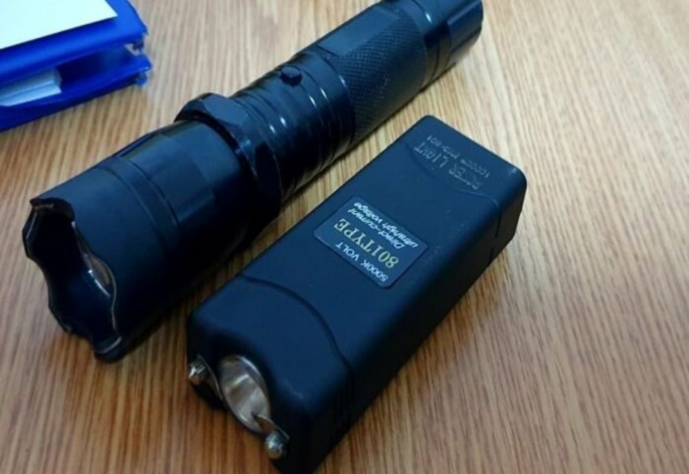 Doi adolescenți din Târgovişte, prinşi de jandarmi în timp ce foloseau aparate cu electroșocuri într-o stație de autobuz