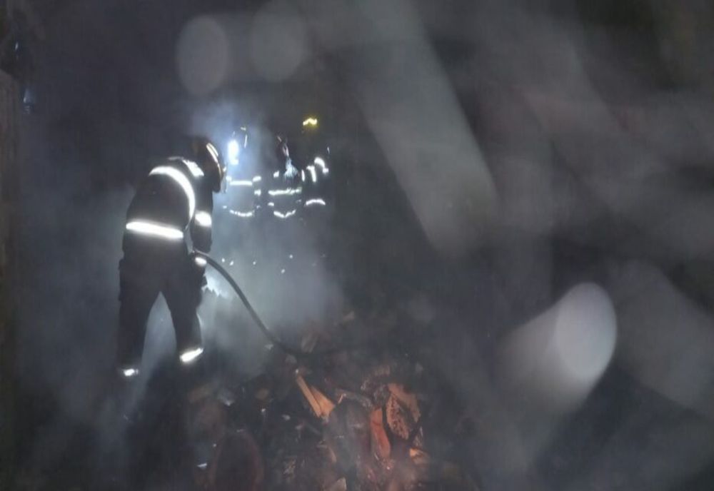 Incendiu violent în Dâmbovița! Două anexe gospodărești, mistuite de flăcări