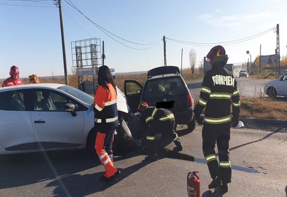 Dâmboviţa. Impact violent între trei mașini, la Nisipuri! O persoană a fost rănită