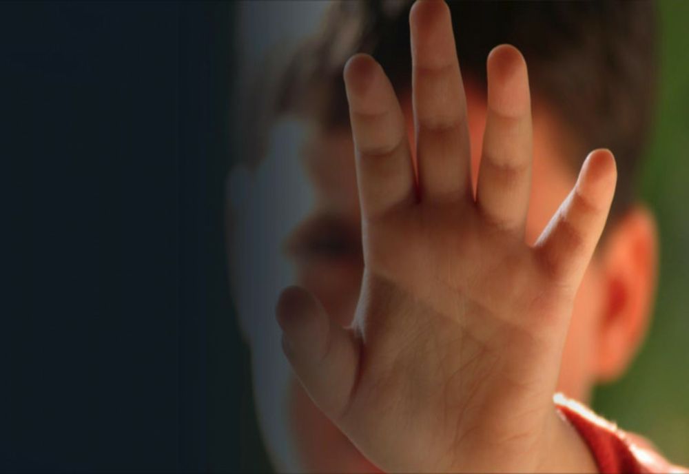 Dâmbovița. Copil de 12 ani, bătut cu bestialitate de mai mulți băieți în curtea unui cămin cultural