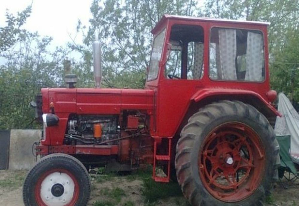 Dâmbovița. Tractorist beat criță, reținut de polițiști după ce a lovit un autoturism parcat regulamentar
