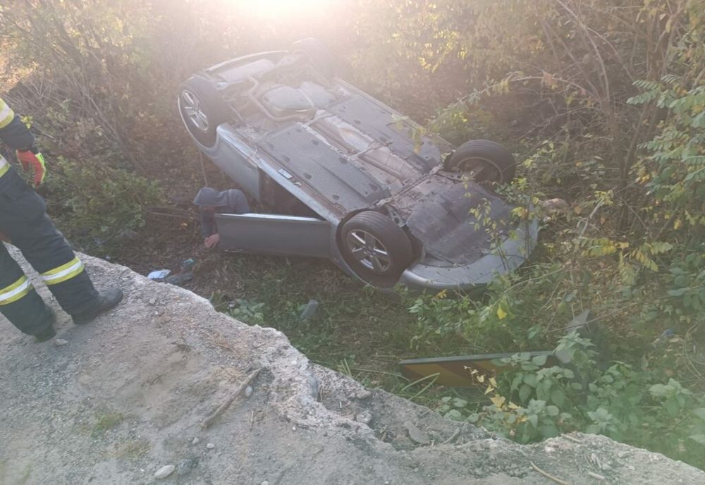 Dâmboviţa. Maşină răsturnată în urma unui accident rutier produs în apropiere de Târgovişte. Trei persoane, între care un copil, rănite