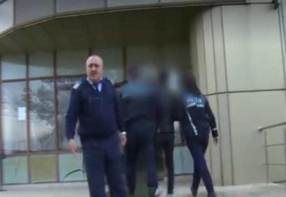 Dâmboviţa. Un bărbat căutat după ce ar fi furat 35.000 de lei dintr-o mașină, în Târgoviște, a fost prins pe aeroport