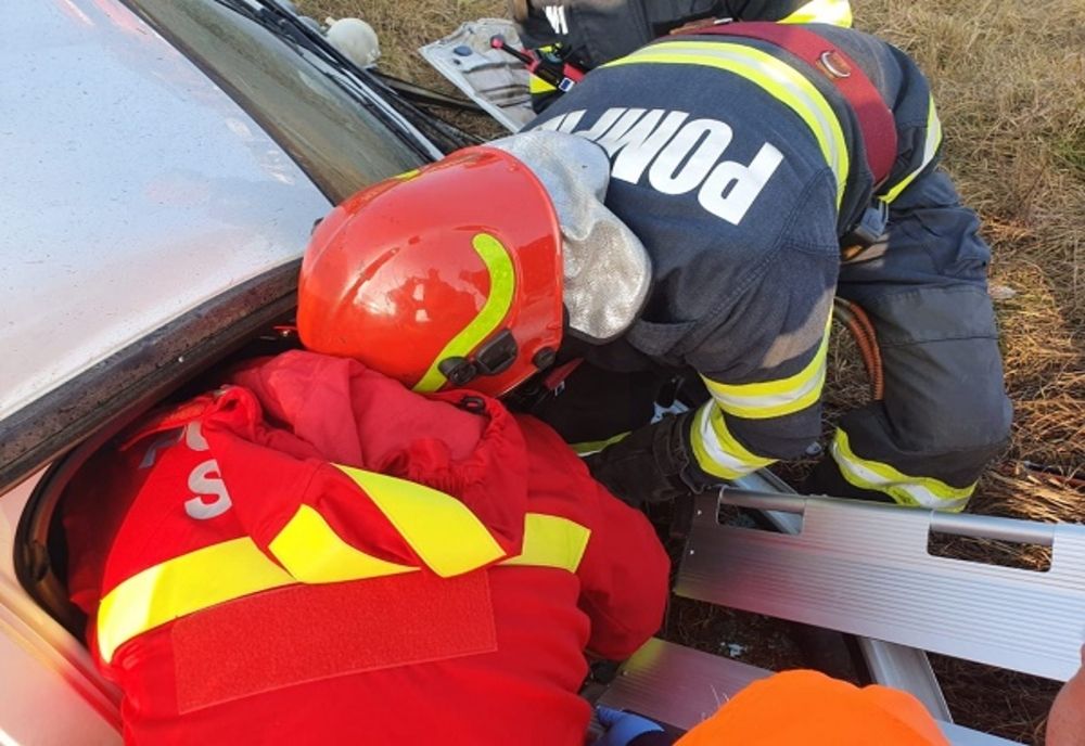 Dâmbovița. Un adolescent de 19 ani a rămas încarcerat după ce s-a oprit cu mașina în porțile unei gospodării