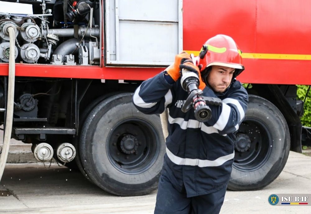 Casă cuprinsă de flăcări în Dâmbovița! Pompierii au intervenit cu trei autospeciale de stingere