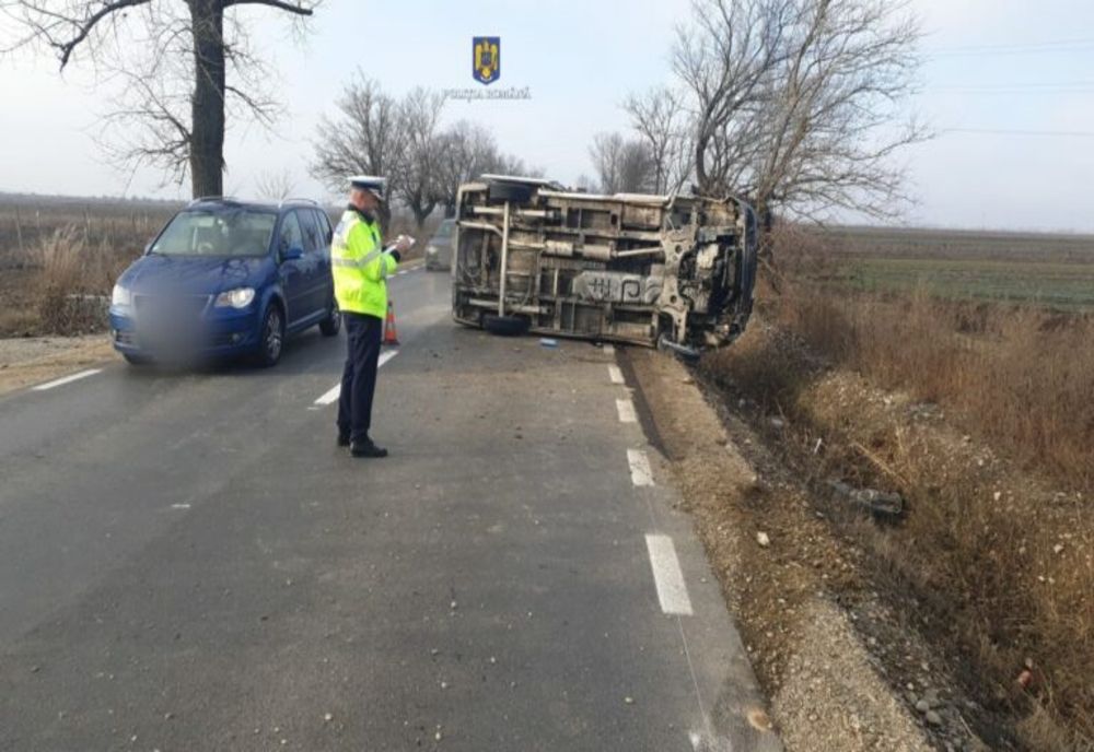 O mașină s-a răsturnat în Dâmboviţa. O persoană a fost rănită