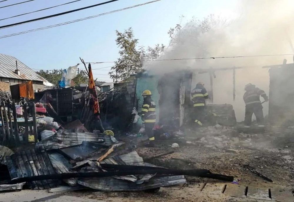 Dâmboviţa. Casă mistuită de flăcări la Brăneşti