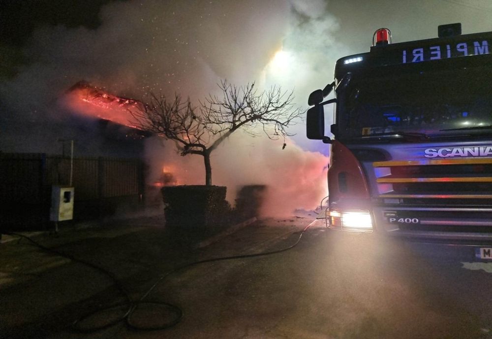 Incendiu violent seara trecută, în Târgovişte. O casă a fost cuprinsă de flăcări