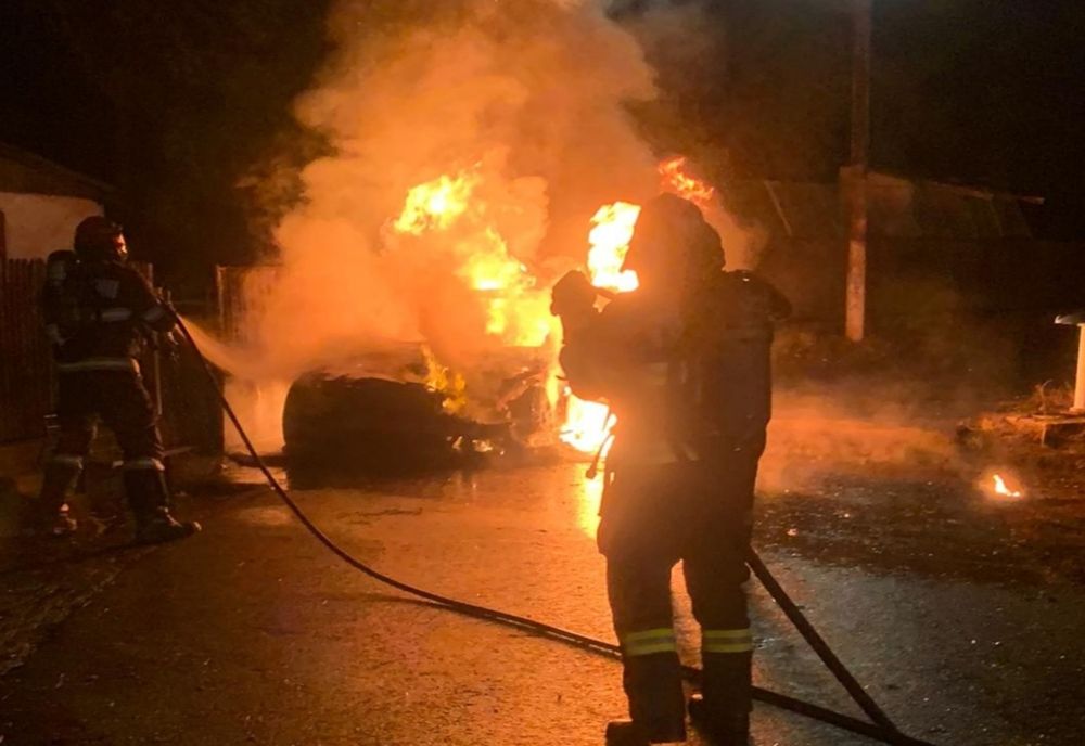 Dâmbovița. O mașină aflată în curtea unei gospodării a ars că o torță