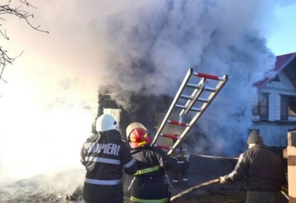 O familie din Dâmboviţa a rămas fără casă în plină iarnă! Un incendiu puternic le-a distrus casa
