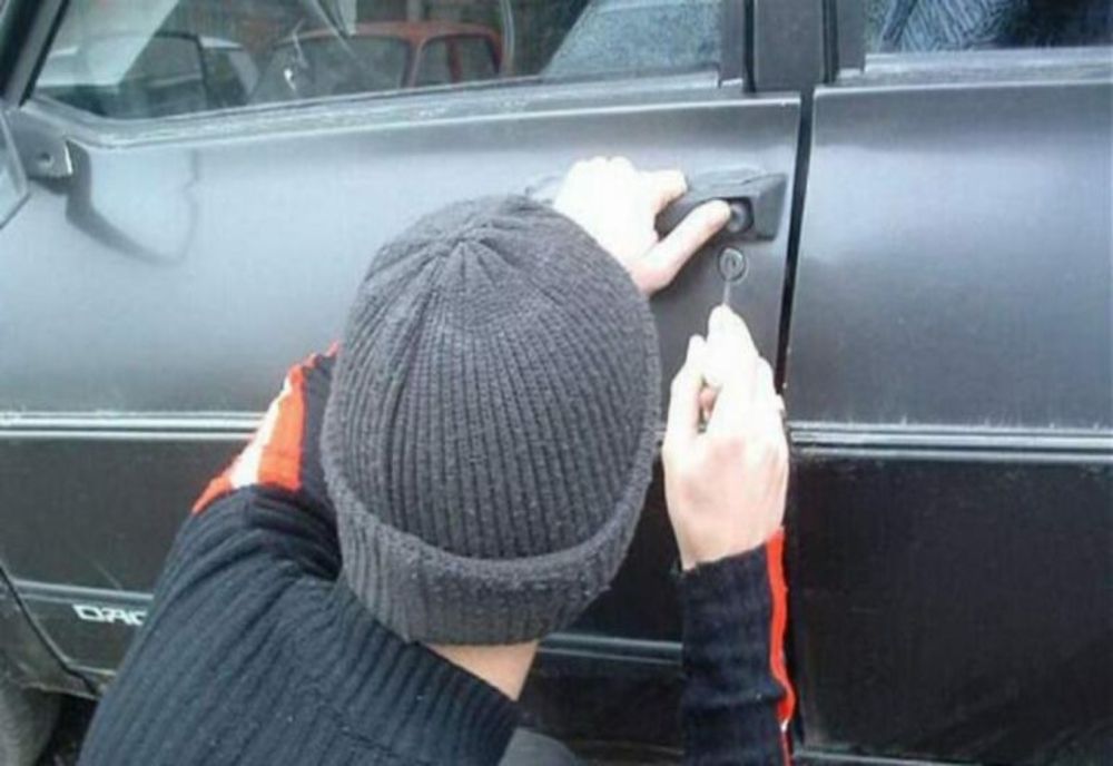 Doi minori au furat bani dintr-o mașină parcată în fața bisericii