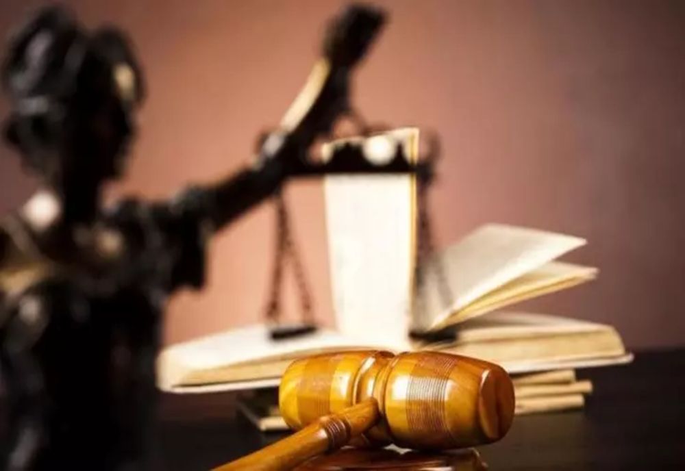 Un fost şef de la Paşapoarte Dâmboviţa şi traficanţi de migranţi scapă de condamnări în urma unor decizii ale CCR