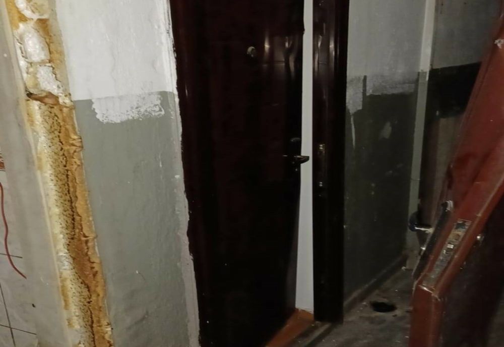 Deflagraţie puternică într-un bloc din Târgoviște! Mai multe garsoniere au fost afectate, o persoană a fost transportată la spital