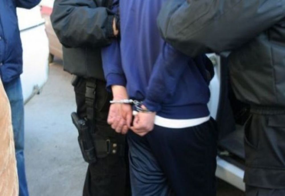 Tineri din Dâmbovița, reținuți după ce au furat mai multe bunuri dintr-o casă