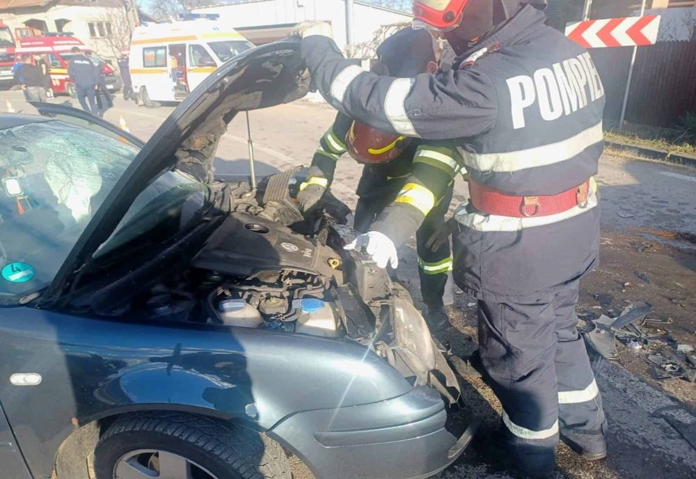 Coliziune între două autoturisme pe un drum din Dâmbovița. O persoană a fost rănită