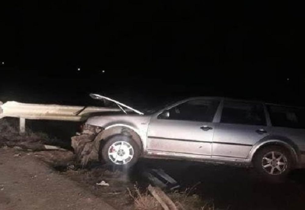 Dâmbovița. Accident rutier pe DN 72. Un autoturism a intrat în coliziune cu glisiera metalică de la marginea drumului
