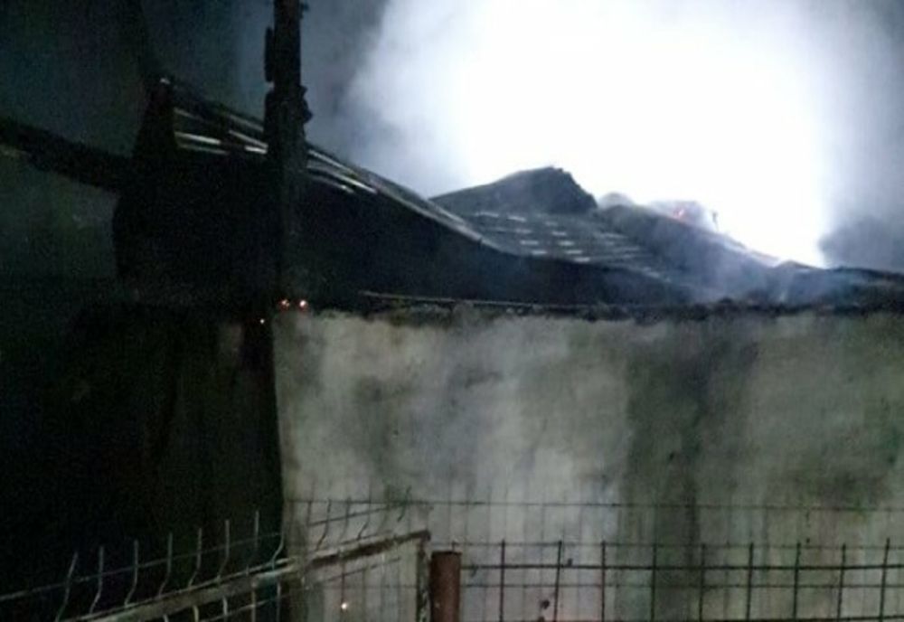 Dâmboviţa. Incendiu violent izbucnit la miezul nopții. Au ars 1,5 tone de furaje și o anexă