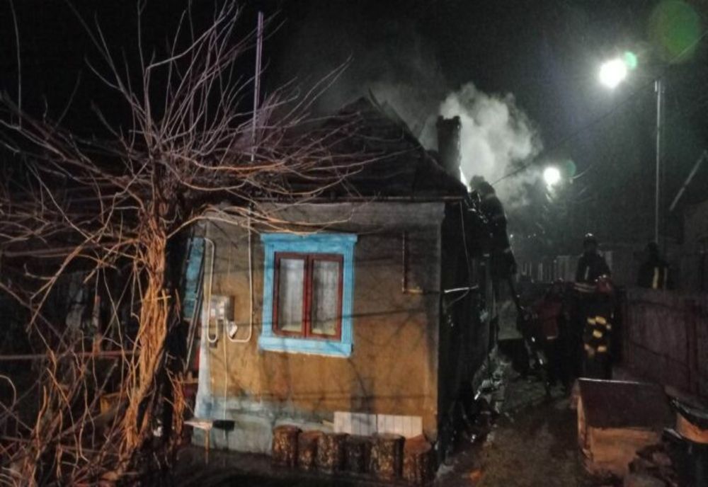 Incendiu puternic la o casă din Dâmbovița! Podul locuinței a fost distrus de flăcări aproape în totalitate