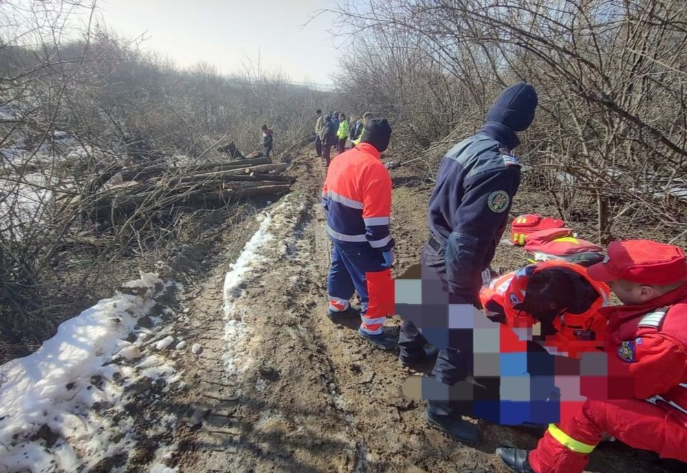 Sfârșit tragic pentru un bărbat din Dâmbovița! A murit strivit de căruța plină cu lemne