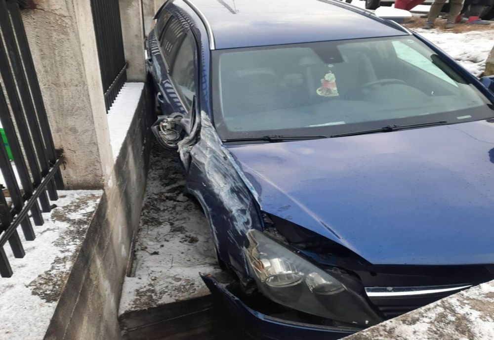 Dâmbovița. Au intrat cu mașina într-un cap de pod. Una dintre victime, transportată de urgență la spital