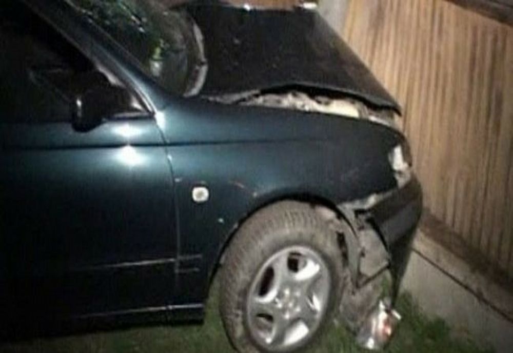 Un şofer din Dâmbovița s-a oprit cu mașina într-un gard după ce a pierdut controlului volanului