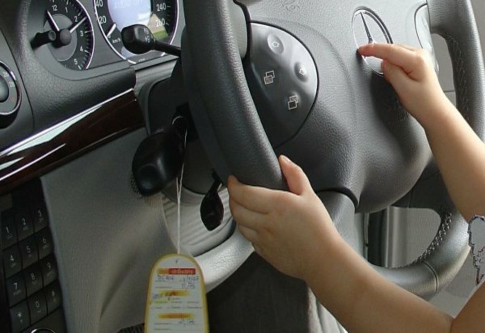 Un copil de 12 ani prins de polițiști la volanului unei mașini furate, în Dâmbovița