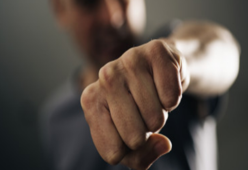 Dâmbovița. Un tânăr a fost bătut și deposedat de telefonul mobil! Făptașul a fost reținut de polițiști