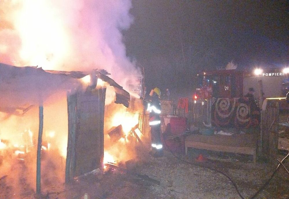 Un incendiu violent a lăsat fără casă o familie din Dâmbovița