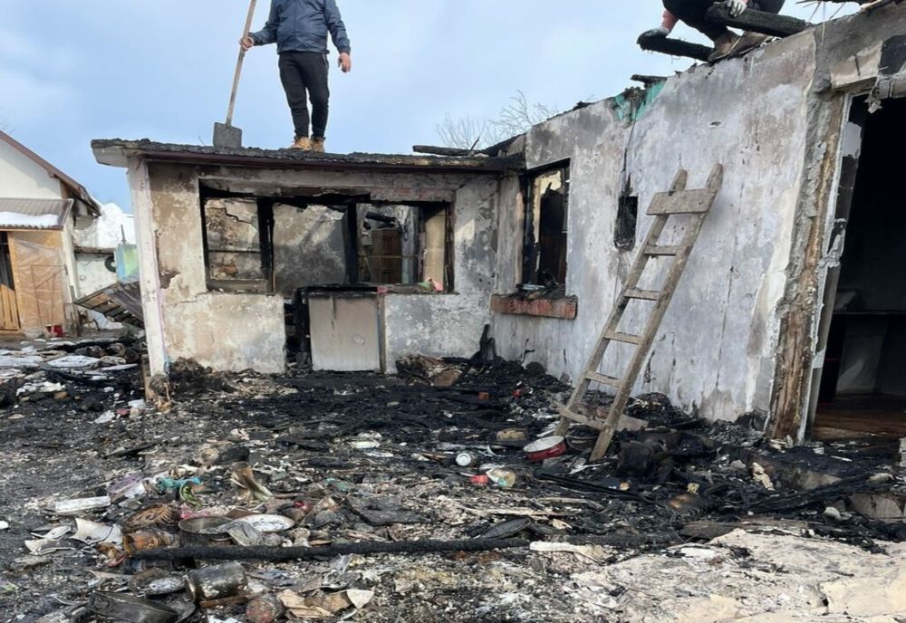 Dâmbovița. O familie cu doi copii are mare nevoie de ajutor! A rămas pe drumuri în urma unui incendiu puternic