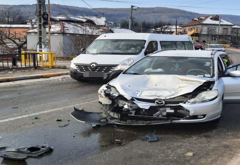 Coliziune între două mașini pe DN 71, în Dâmboviţa. Un bărbat a fost rănit